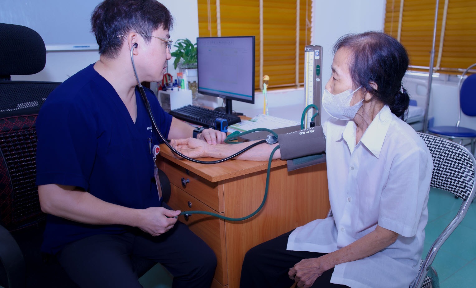 Phòng khám, quản lý, chăm sóc sức khỏe cán bộ