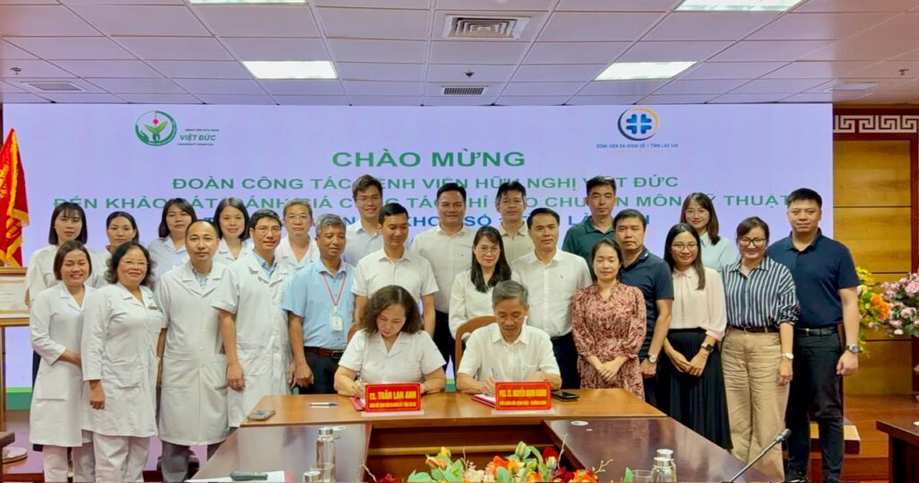 TS. Trần Lan Anh và PGS.TS. Nguyễn Mạnh Khánh ký hợp tác giữa Bệnh viện Việt Đức và Bệnh viện Đa khoa số 1 tỉnh Lào Cai
